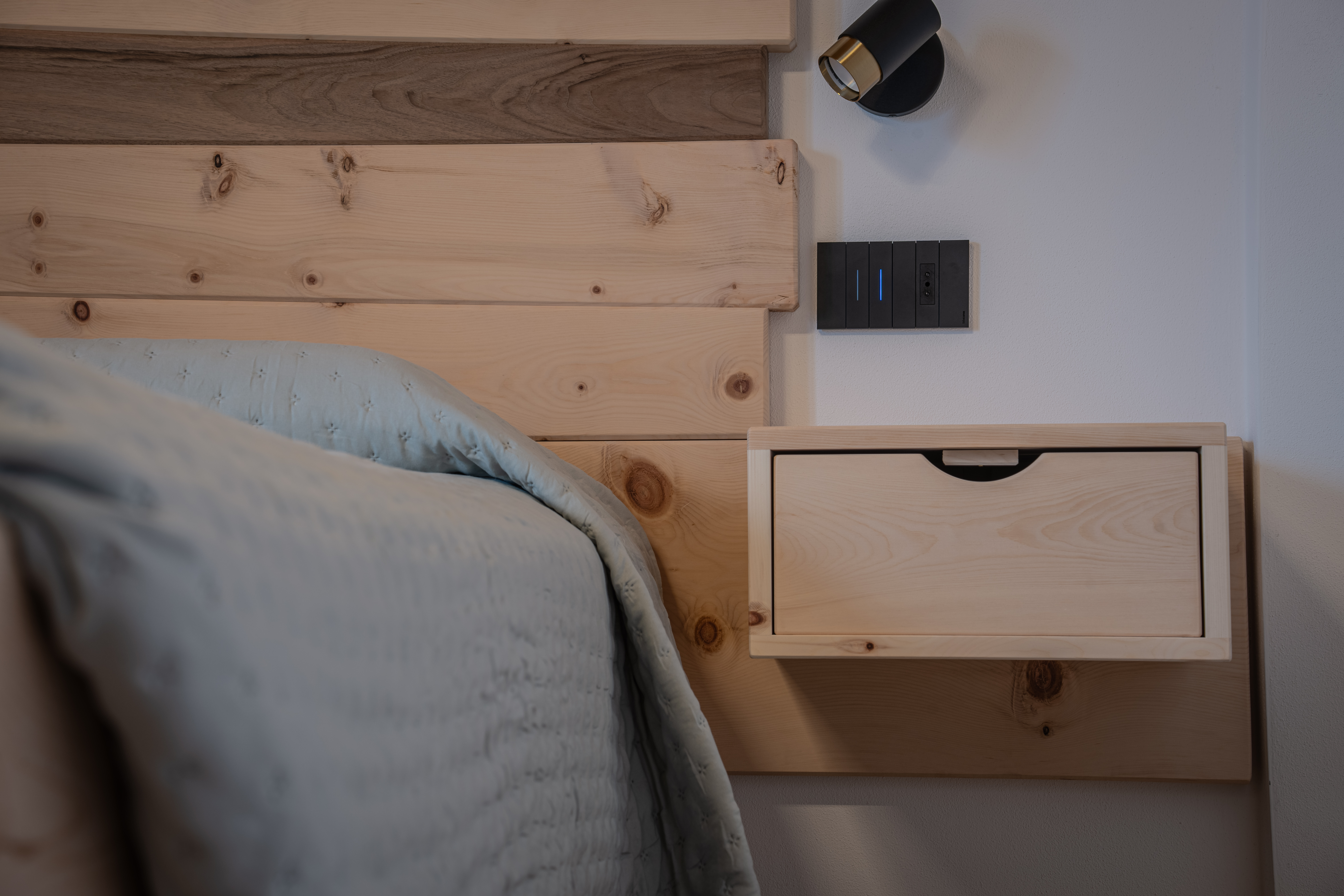 Arredo notte in legno