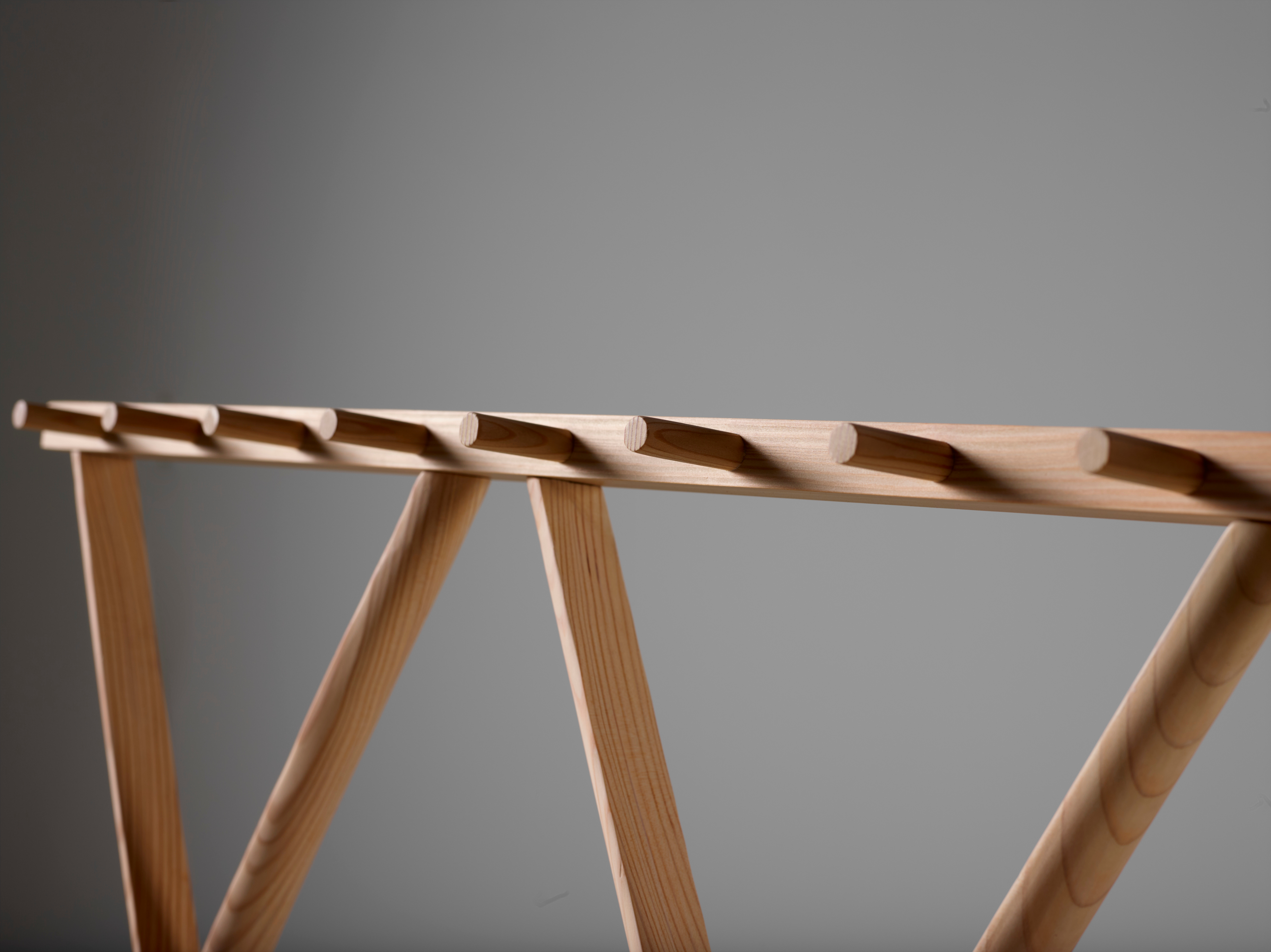 Dettaglio dei denti del Restel che fungono da appendiabiti